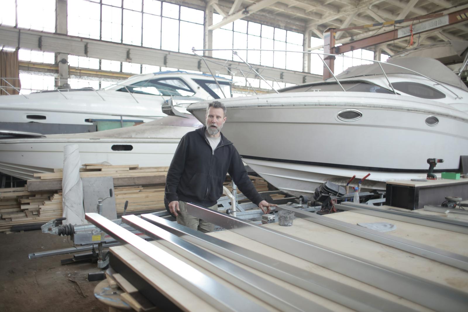 Mains tenant une pièce métallique usinée à l'atelier