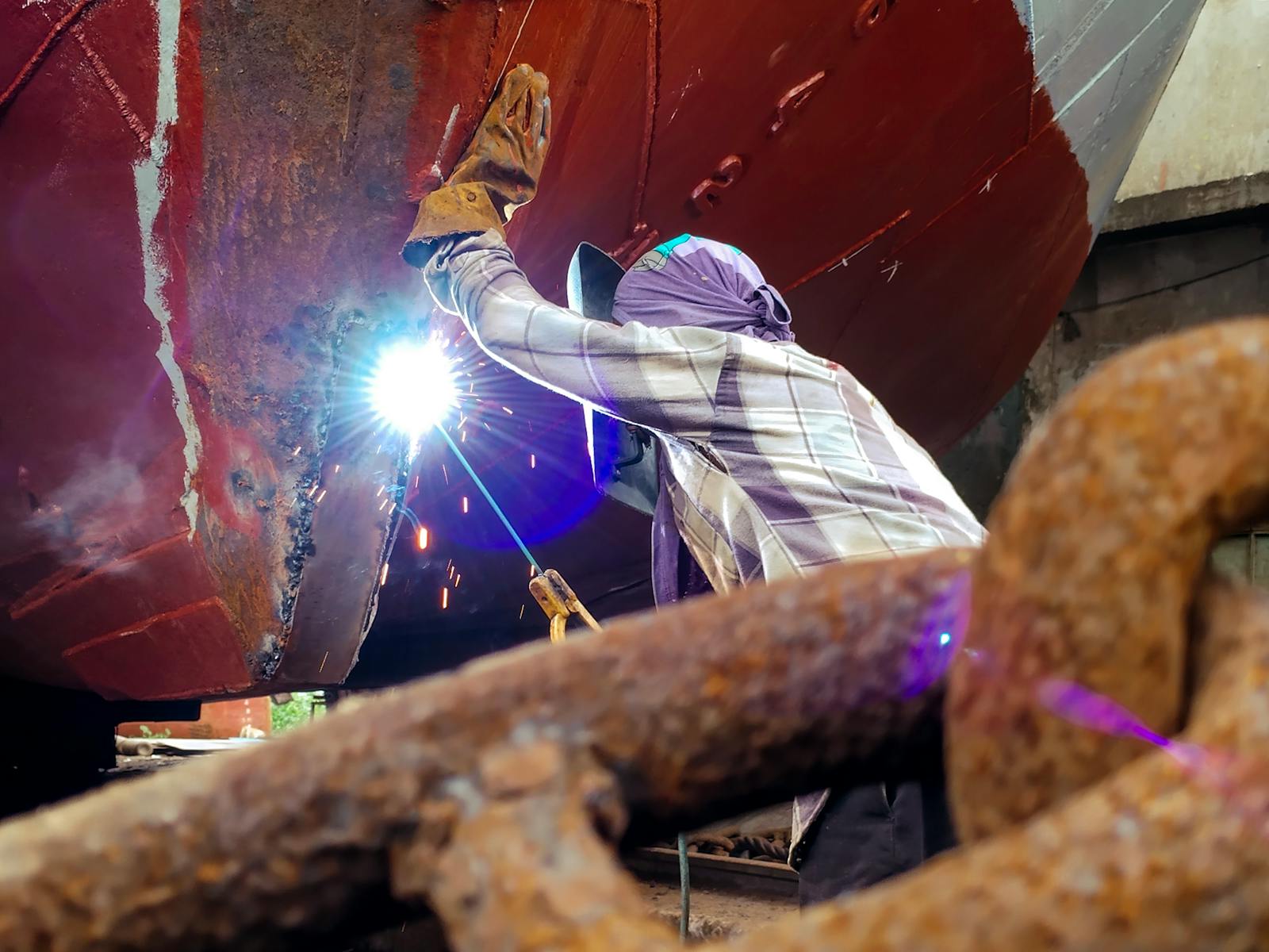 Soudure sur coque de yacht dans le chantier