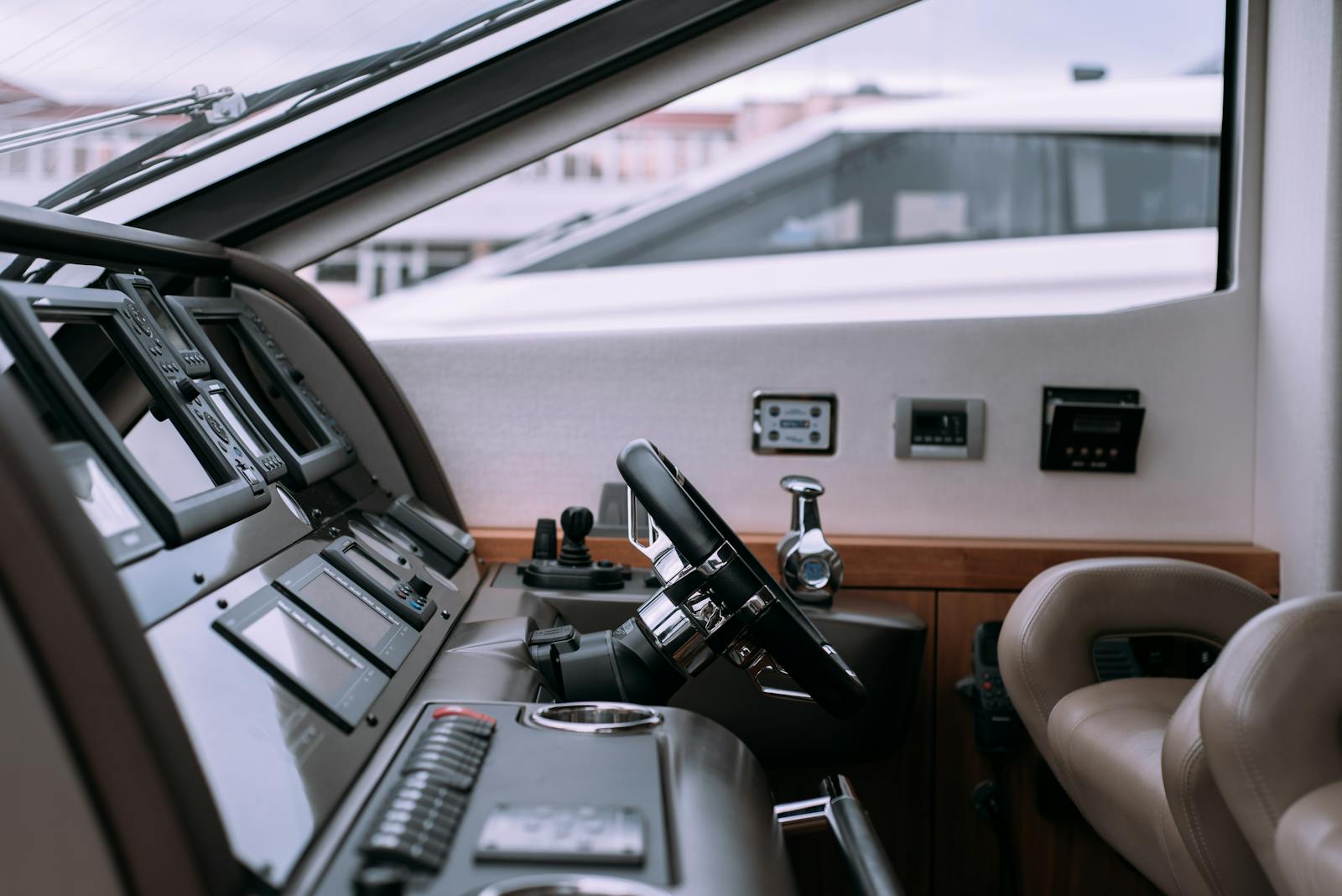 Console de pilotage et contrôles d'un yacht moteur