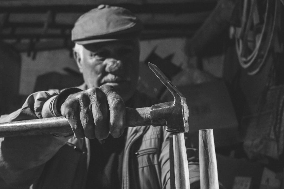 Portrait noir et blanc d'un motoriste expérimenté à l'atelier