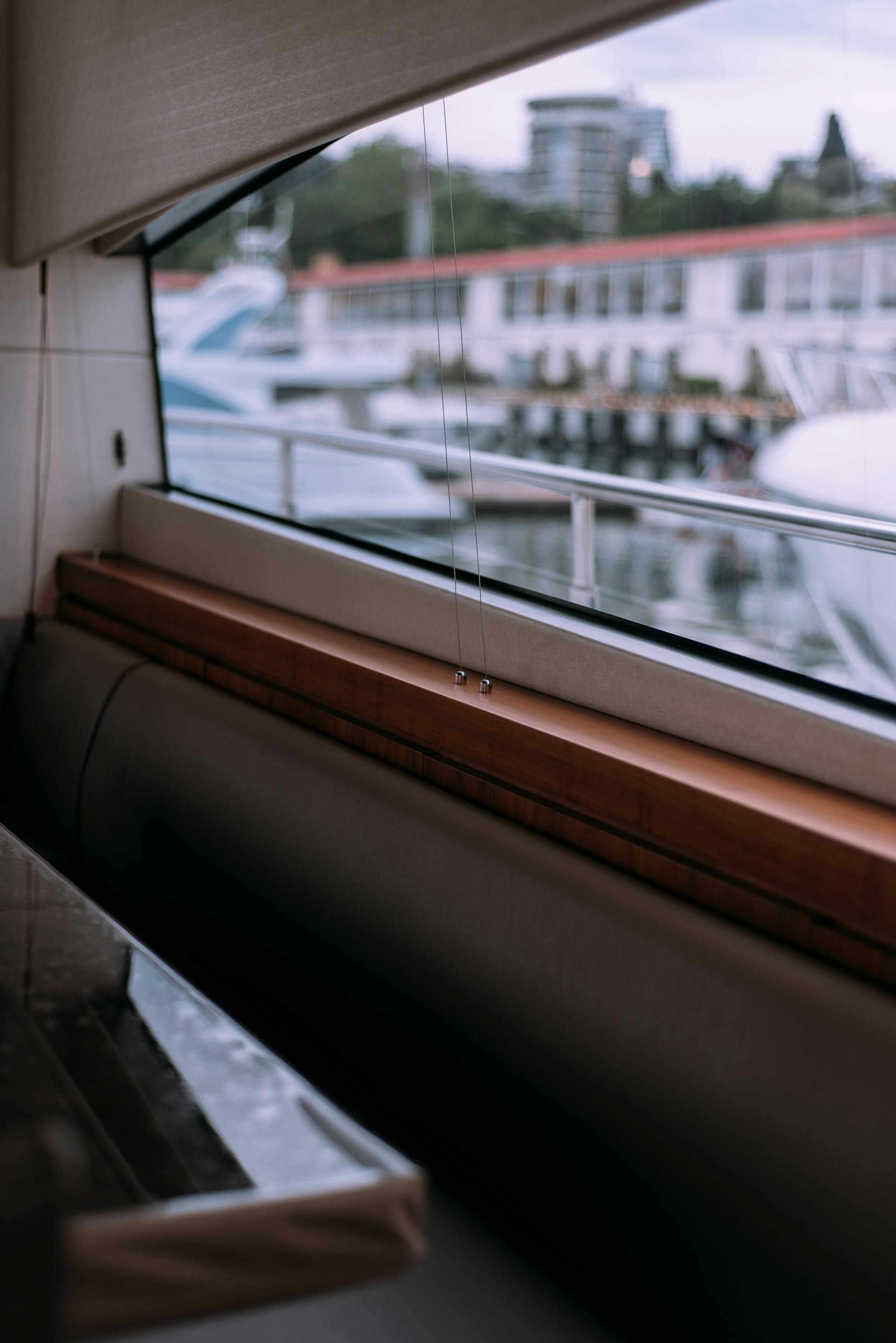 Intérieur de yacht avec vue sur la marina, ambiance lifestyle